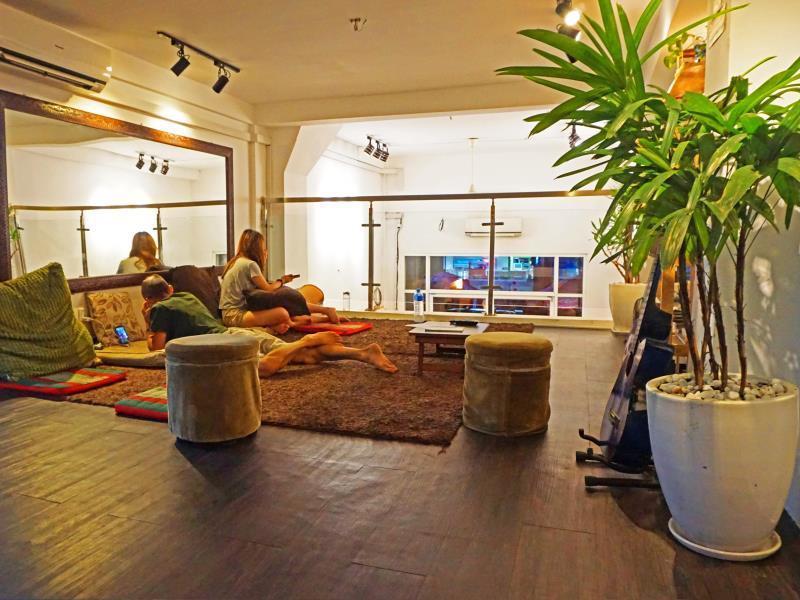 פנום פן Maya Papaya Cafe & Hostel（One Stop） מראה חיצוני תמונה